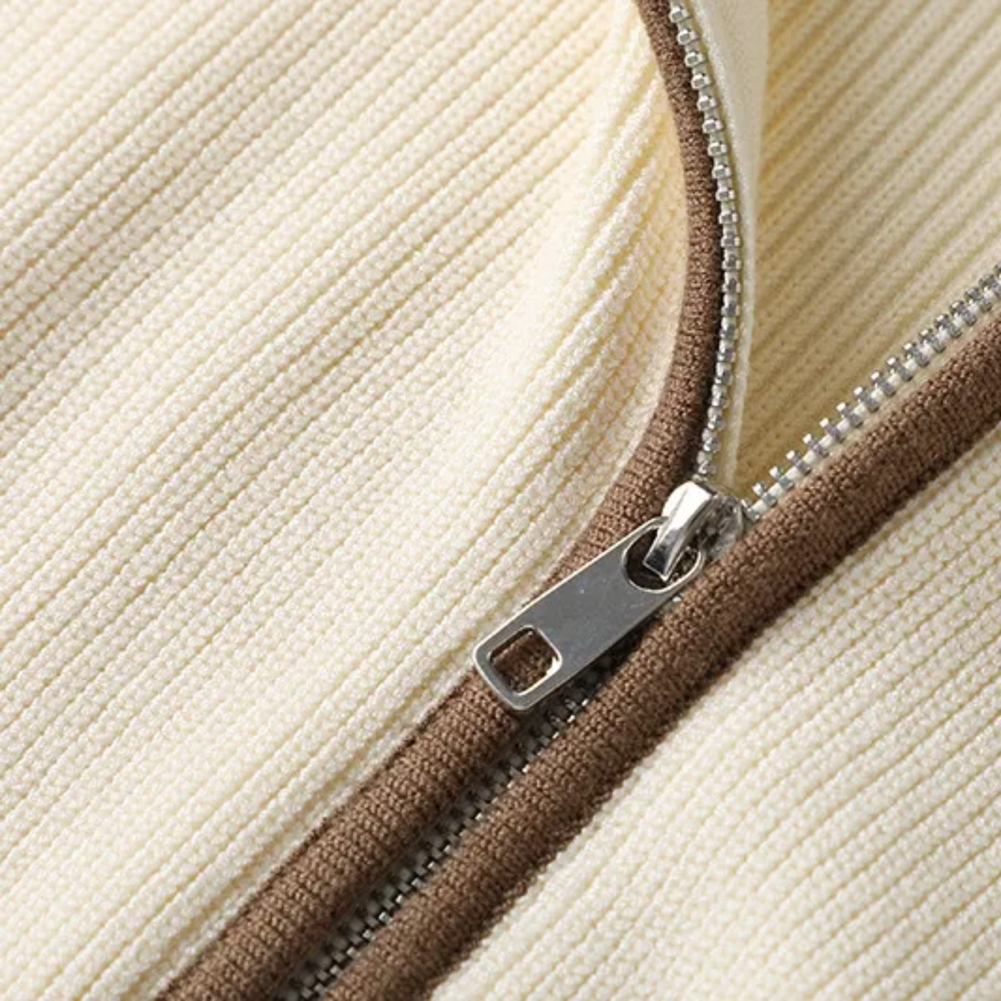 Cremefarbene Strickjacke mit Reißverschlusskragen